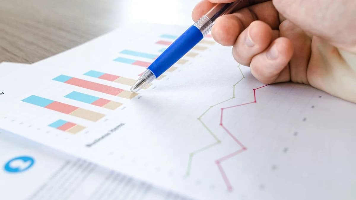 Crypto Analyst Highlights AAVE and UNI — What Traders Should Know